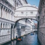 szeroki strzal osoba wiosluje gondole na rzece pod mostem westchnienia w wenecja wlochy 181624 1982