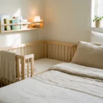 Przytulny kącik dla niemowlaka w małej sypialni rodziców z łóżeczkiem dostawnym